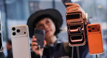 Se vieron largas filas de cientos de personas en la tienda de Apple en Beijing durante el lanzamiento del iPhone 17